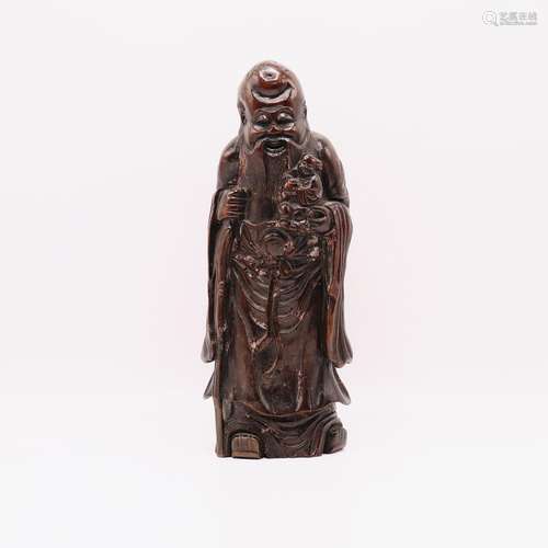 A CHINESE WOODEN FIGURE OF A OLD MAN, QING DYNASTY (1644-191...