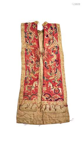 A CHINESE RED GROUND SILK DRESS, QING DYNASTY (1644-1911)