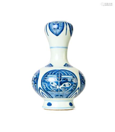 A CHINESE BLUE & WHITE VASE, QING DYNASTY (1644-1911)