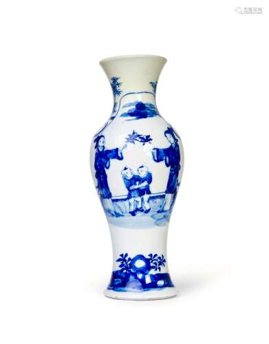 A CHINESE BLUE & WHITE VASE, QING DYNASTY (1644-1911)