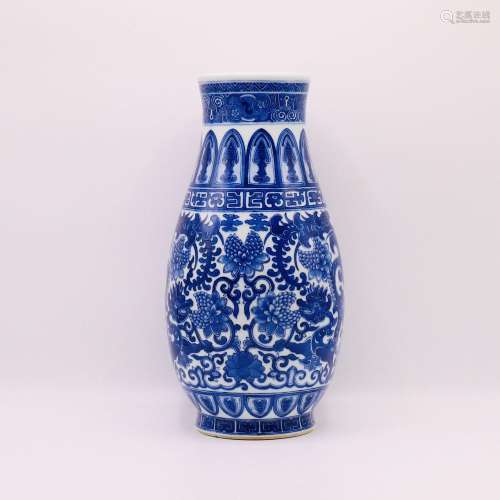 A CHINESE BLUE & WHITE VASE, QIANLONG SEAL MARK BUT PROB...