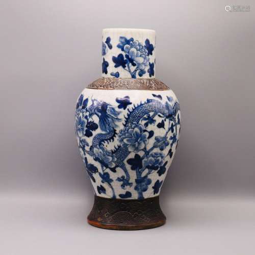 A CHINESE BLUE & WHITE CRACKLE VASE DEPICTING DRAGONS, 1...