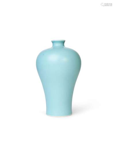 A CHINESE BLUE MONOCHROME BOTTLE VASE QING DYNASTY (1644-191...