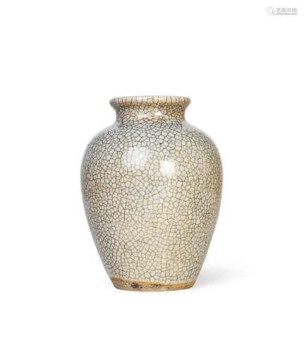 A CHINESE CRACKLE VASE, 18TH CENTURY