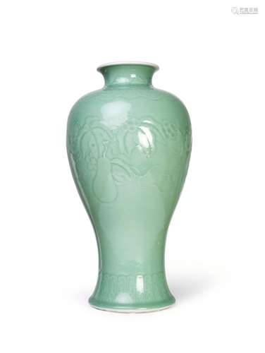 A LARGE CHINESE CELADON MEIPING VASE, QING DYNASTY (1644-191...