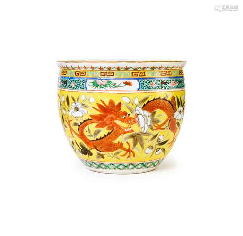 A CHINESE YELLOW GROUND FAMILLE ROSE DRAGON PLATNER, QING DY...