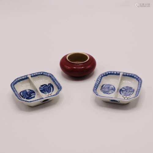 A PAIR OF CHINESE BLUE & WHITE SQUARE DISHES & A RED...