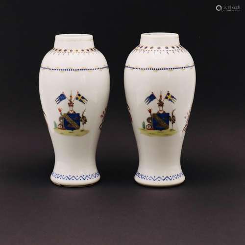 A PAIR OF CHINESE EXPORT VASES, QIANLONG PERIOD (1736-1795)