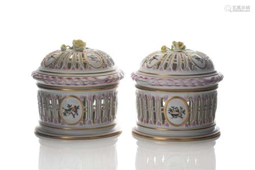PAIR OF HEREND PORCELAIN COVERED POT POURRIS