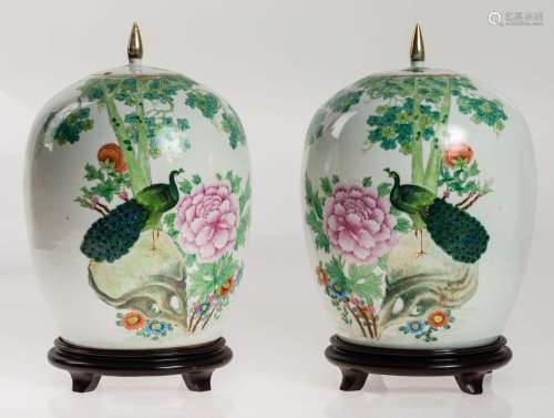 Pair of jars with lid, porcelain, China, 20th century