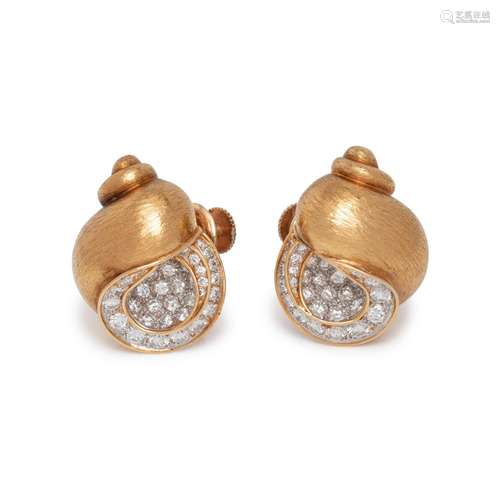 YELLOW GOLD AND DIAMOND SHELL MOTIF EARCLIPS