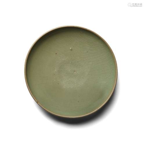 A CELADON-GLAZED DISH 14th/15th century