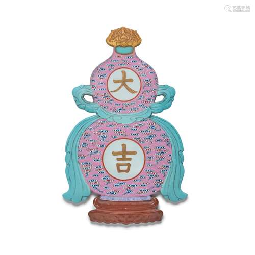 A PINK-GROUND DOUBLE-GOURD 'DA JI' WALL PLAQUE Qianlong/Jiaq...