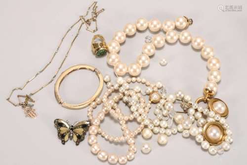 Quantity of Costume Jewellery,