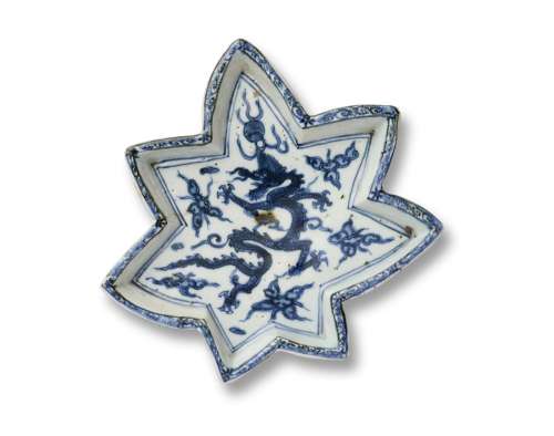 A CHINESE BLUE AND WHITE PORCELAIN MAPLE LEAF-SHAPED ‘DRAGON...