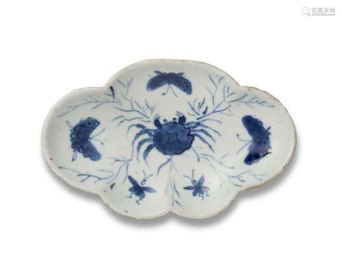 A CHINESE BLUE AND WHITE QUATREFOIL QUINCE-SHAPED TRIPOD SER...