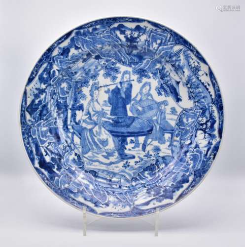 A CHINESE BLUE AND WHITE PORCELAIN ‘MUSICIANS` DISH, QING DY...