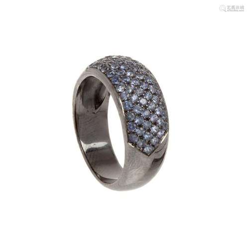 Ring in 18 kt white gold, bathed in ruthenium, with the fron...