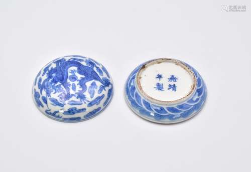 Ω A CHINESE BLUE AND WHITE PORCELAIN SEAL PASTE BOX AND COVE...