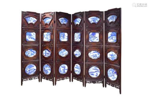 λ A RARE SET OF CHINESE BLUE & WHITE PORCELAIN SILK PROD...