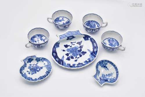 THREE CHINESE EXPORT BLUE AND WHITE PORCELAIN SHELL-SHAPED D...