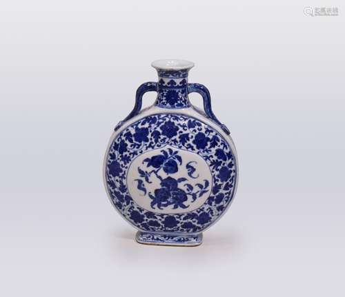 A CHINESE BLUE AND WHITE ‘PEACH’ PILGRIM FLASK, BIANHU, DAOG...