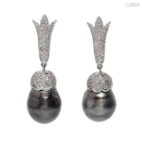 Long white gold earrings. Upper part in the shape of a tulip...