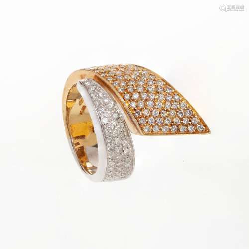 Ring in 18 kt bicolor gold, with the forntuis set with diamo...