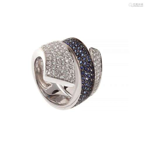 Ring in 18 kt white gold, with the frontis set with diamonds...