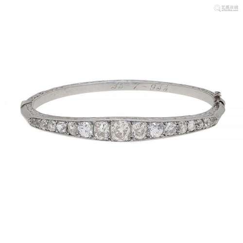 Rigid bracelet in 18 kt white gold, from the year 1911. With...