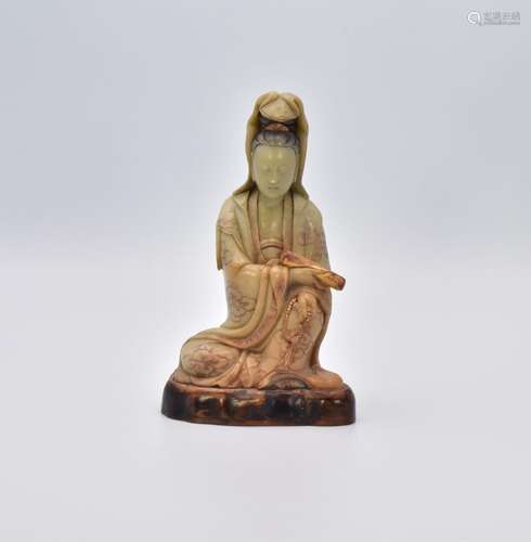 Ω A CHINESE SOAPSTONE GUANYIN, QING DYNASTY, 18TH CENTURY