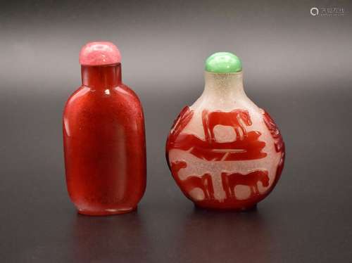 A CHINESE RED GLASS OVERLAY ‘EIGHT HORSES OF MUWANG’ SNUFF B...