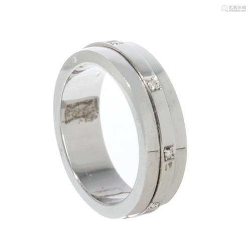 Ring in 19.2kt white gold and diamonds. Model with circular ...