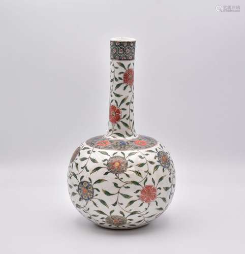 A CHINESE ‘FAMILLE-VERTE’ PORCELAIN ‘G’ BOTTLE VASE, QING DY...