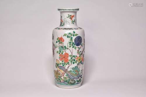 Ω A CHINESE `FAMILLE-VERTE` PORCELAIN ROULEAU VASE, QING DYN...