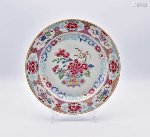 A CHINESE EXPORT ‘FAMILLE-ROSE’ PORCELAIN PLATE, QING DYNAST...