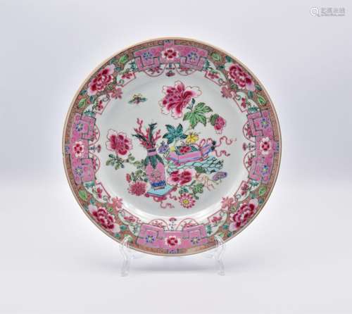 A CHINESE EXPORT ‘FAMILLE-ROSE’ PORCELAIN PLATE, QING DYNAST...