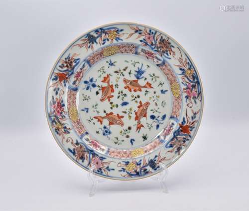 A CHINESE EXPORT ‘FAMILLE-ROSE’ PORCELAIN PLATE, LATE KANGXI...