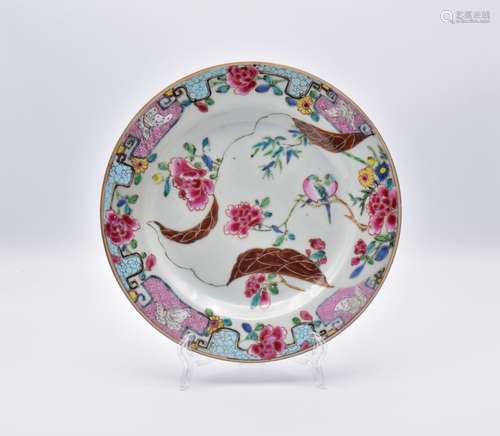 A CHINESE EXPORT ‘FAMILLE-ROSE’ PORCELAIN PLATE, QING DYNAST...