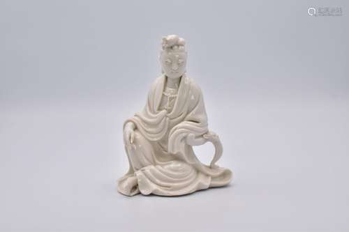 A CHINESE DEHUA BLANC-DE-CHINE FIGURE OF GUANYIN