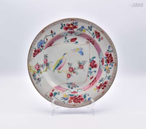 A CHINESE EXPORT PORCELAIN ‘FAMILLE-ROSE’ PLATE, QING DYNAST...