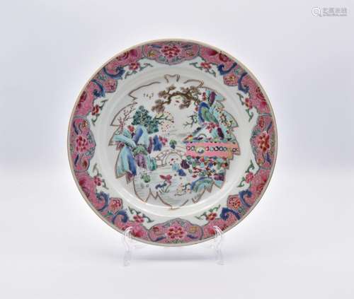 A CHINESE EXPORT ‘FAMILLE-ROSE’ PORCELAIN PLATE, QING DYNAST...