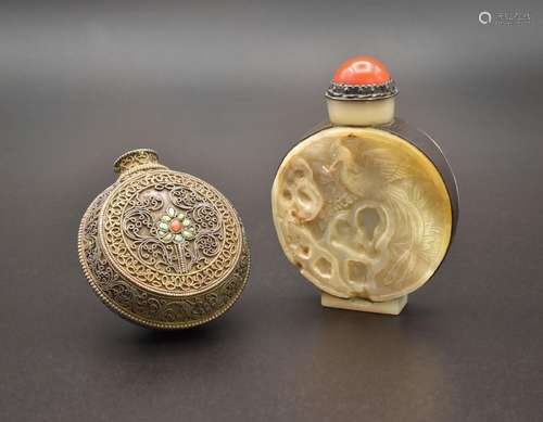 TWO CHINESE SNUFF BOTTLES, QING DYNASTY, 19TH CENTURY