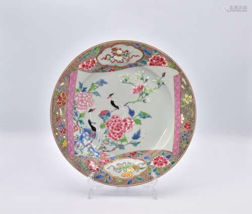 A CHINESE EXPORT PORCELAIN ‘FAMILLE-ROSE’ PLATE, QING DYNAST...