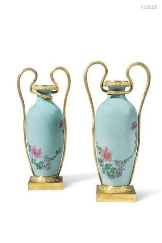 PAIRE DE VASES MONTÉS D'ÉPOQUE REGENCYANGLETERRE, DANS LE GO...