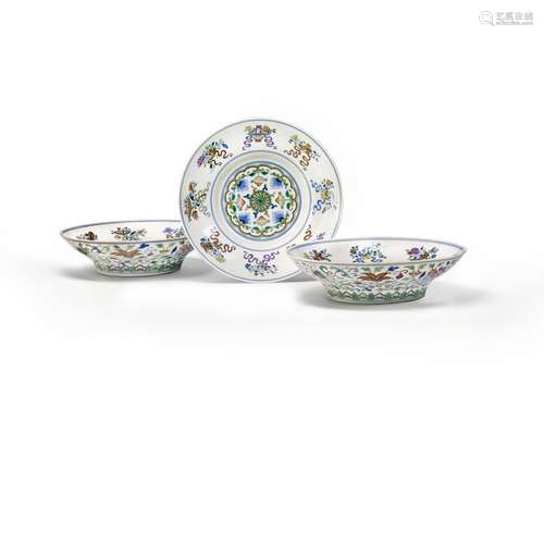 TROIS COUPES 'OGEE' EN PORCELAINE DOUCAICHINE, DYNASTIE QING...