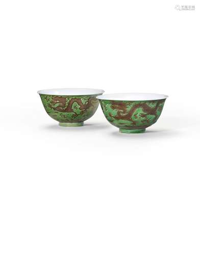 PAIRE DE BOLS EN PORCELAINE ÉMAILLÉE VERT ET AUBERGINECHINE,...