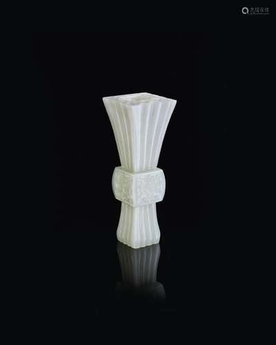 VASE EN JADE BLANC, GUCHINE, DYNASTIE QING, ÉPOQUE QIANLONG ...