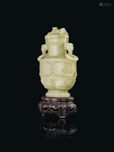 VASE COUVERT EN JADE JAUNECHINE, DYNASTIE QING, ÉPOQUE QIANL...