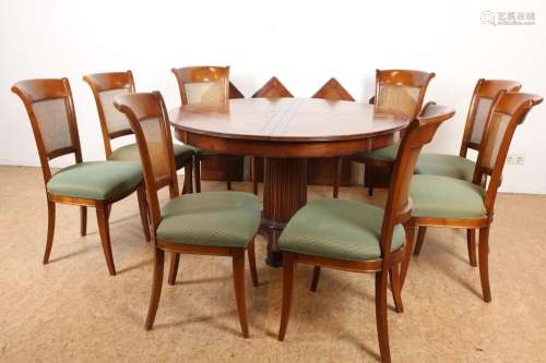 Serie van 8 stoelen en tafel
